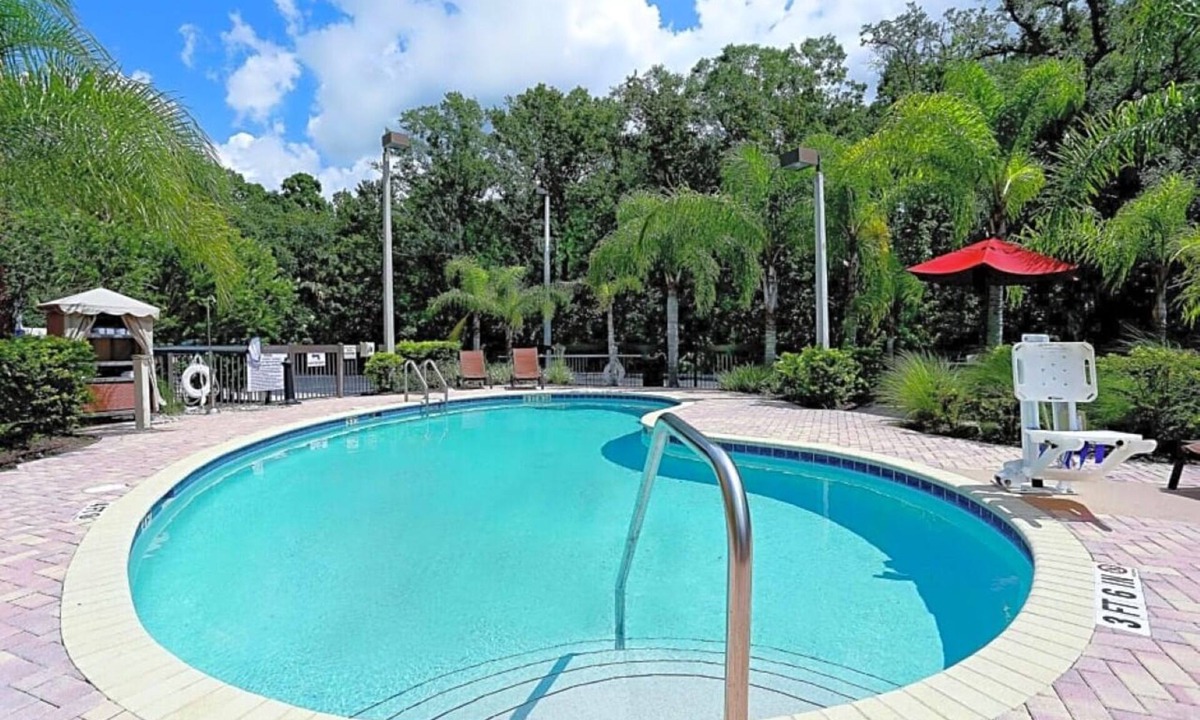 Wesley Chapel Hotel | Quiet Room Near Premium Outlets, ZooTampa & Dining in Wesley Chapel