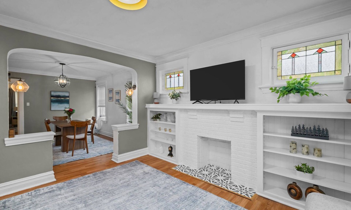 The Southampton House | Quiet Safe Neighborhood, Dedicated Office, Easy Hospital Commute, Pet Friendly