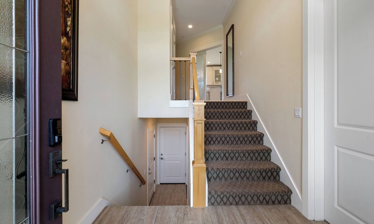 Carver House | Quiet, Secluded, High End Home Near PDX