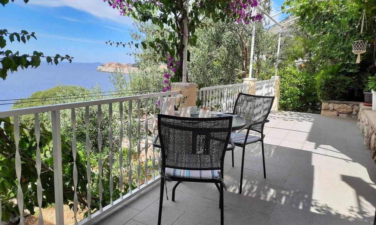 Dubrovnik Apartment | Quiet seclusion with splendid views offering proximity to Old Town and the sea