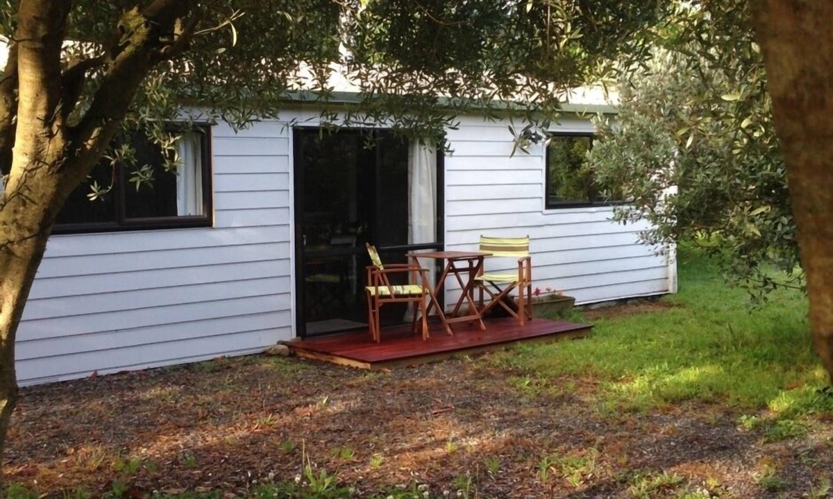 Te Horo Cottage | Quiet Self contained bach.