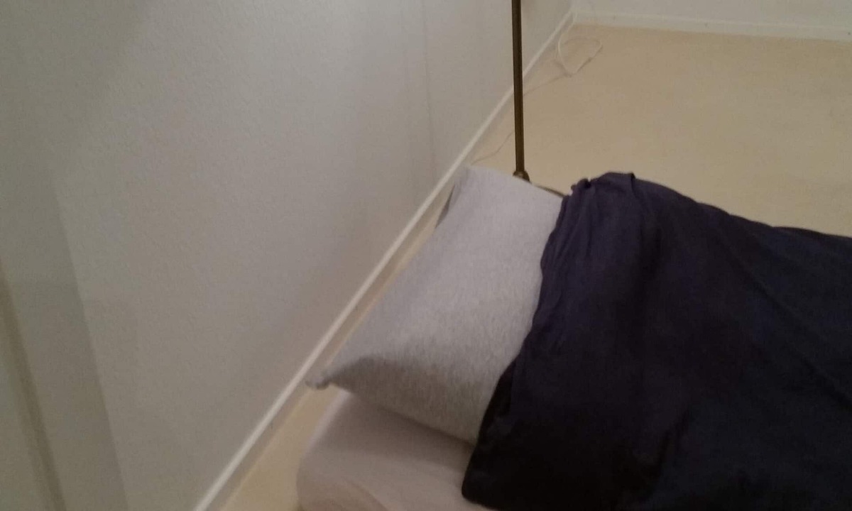 District 7 House | Quiet sleeping area in the dressing room 12 m2 with window - mattress on the floor