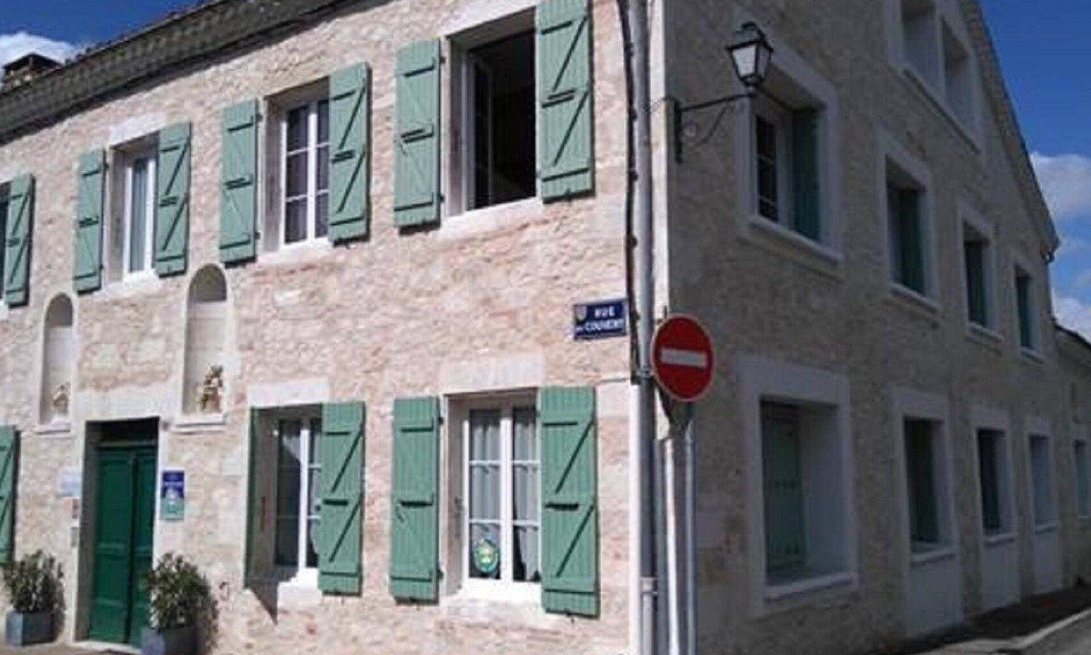 Cologne House | Quiet, spacious B&B with swimming pool and large terrace.