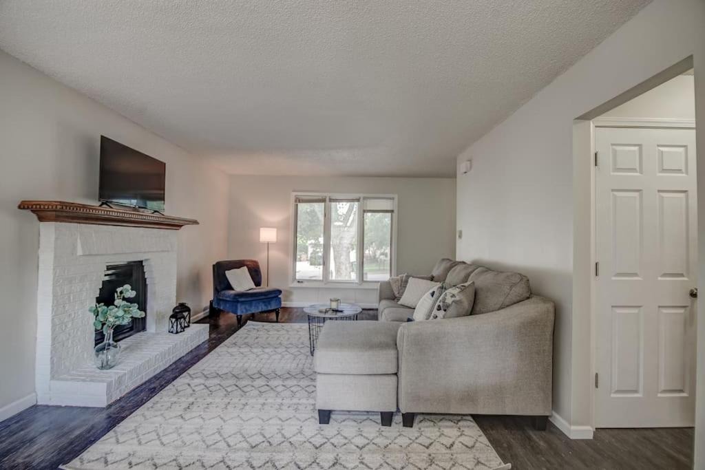 Clive House | Quiet Spacious Duplex in West Des Moines