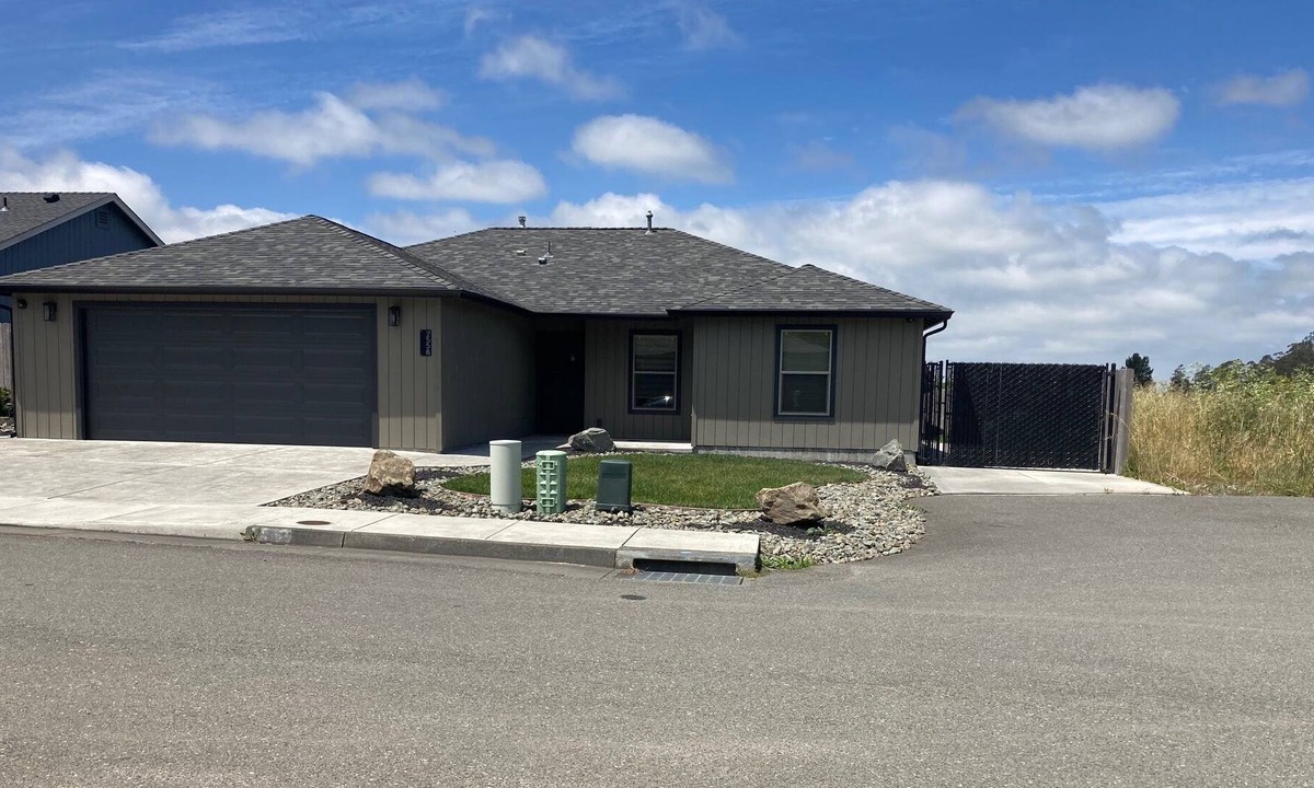 Rohnerville House | Quiet, spacious home