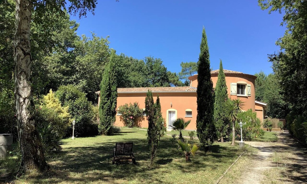 Grayan-Et-L'Hopital Apartment | Quiet studio in a garden and forest setting