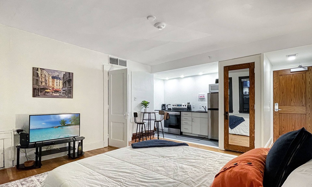 Downtown Des Moines Apartment | Quiet Studio on Grand - Downtown DSM!