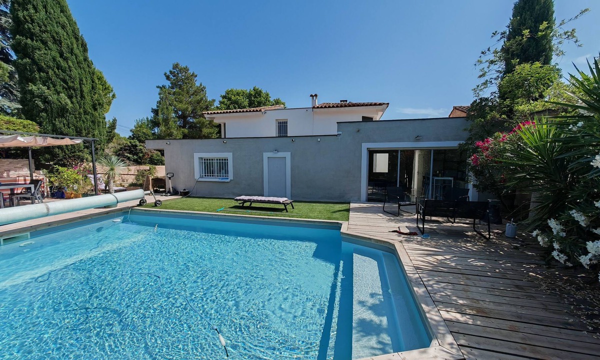 Clarensac Apartment | Quiet studio with pool