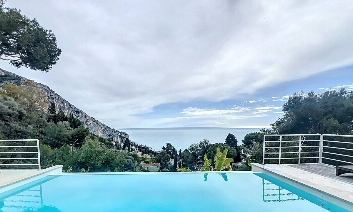 Menton Villa | Quiet studio with private pool, air con and parking in Menton