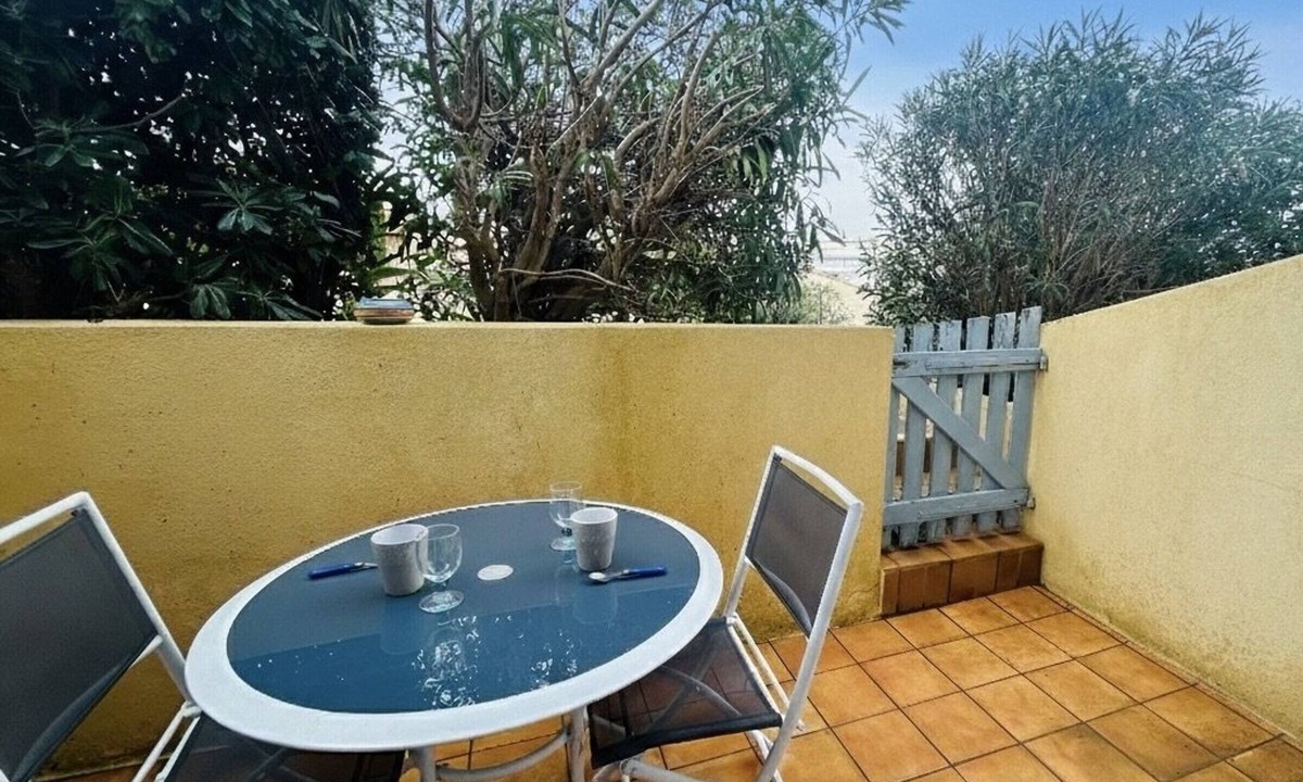 Foulquines Apartment | Quiet studio with terrace and parking, Narbonne Beach