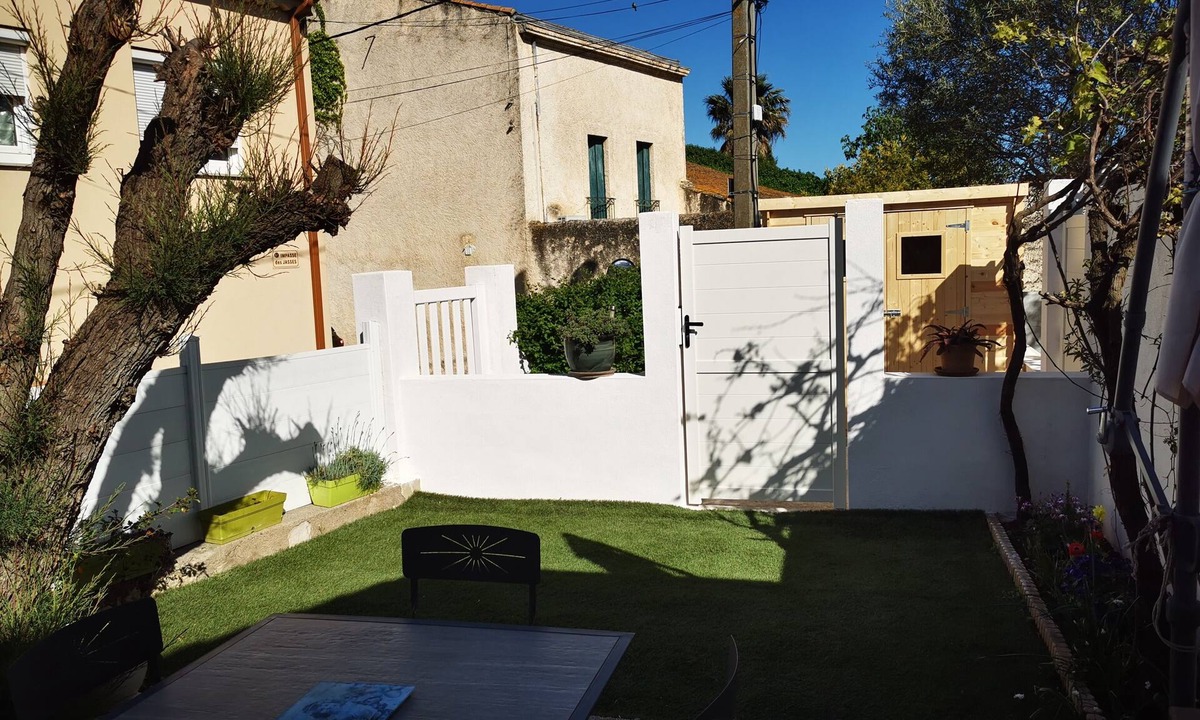 Balaruc-le-Vieux House | Quiet T2 with shady garden