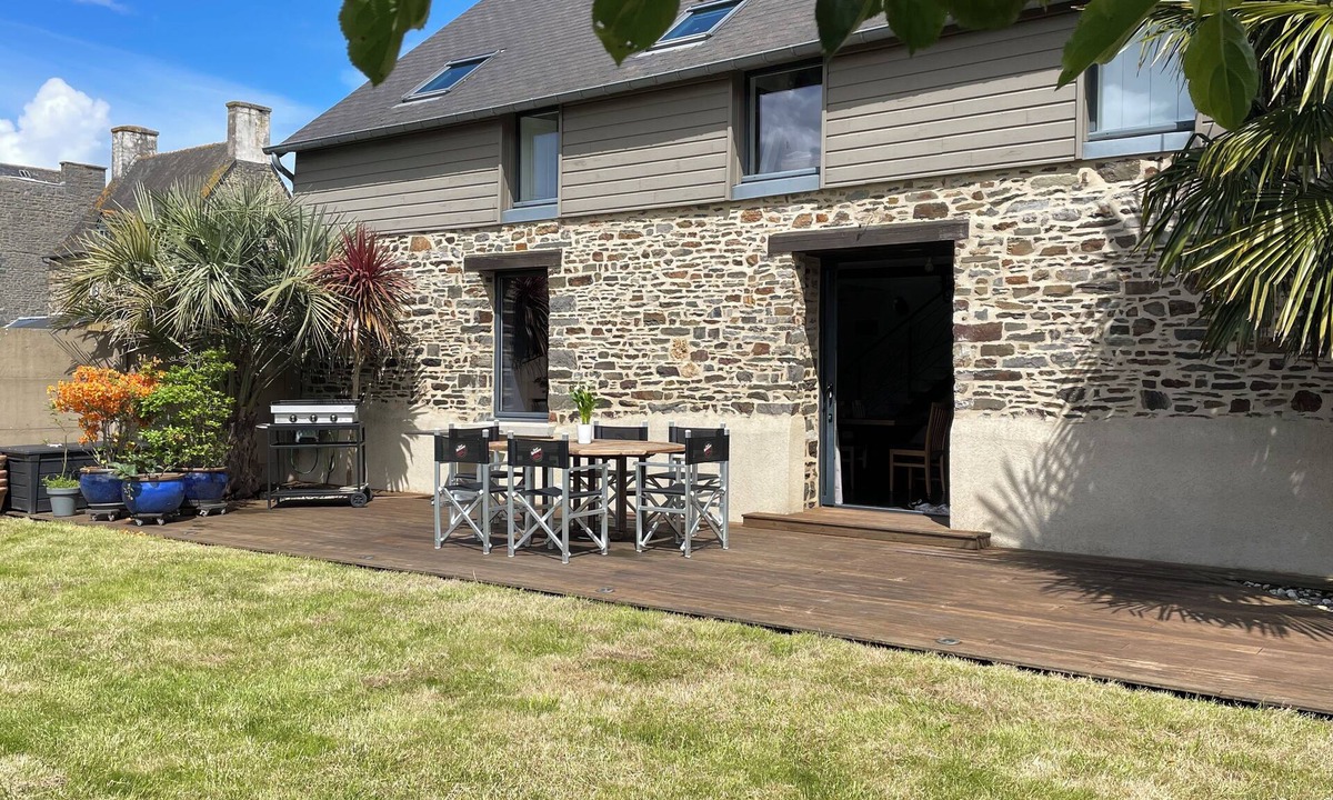 Dol-de-Bretagne House | Quiet, town-center stone house with enclosed garden.