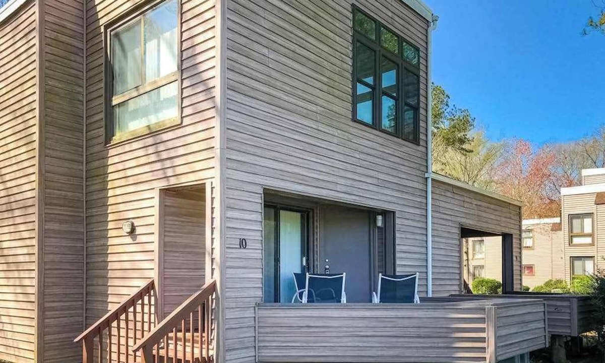 Ocean Pines Condo | Quiet townhome on the golf course with deck, central AC & paid-access pool