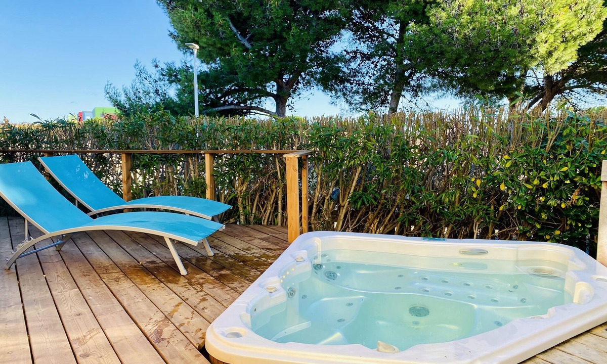 Gruissan Villa | Quiet Villa with SPA, Pool, Gardens, WiFi, AirCo, beach at 600m