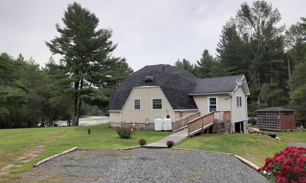 St Lawrence County House | Quiet Waterfront Home
