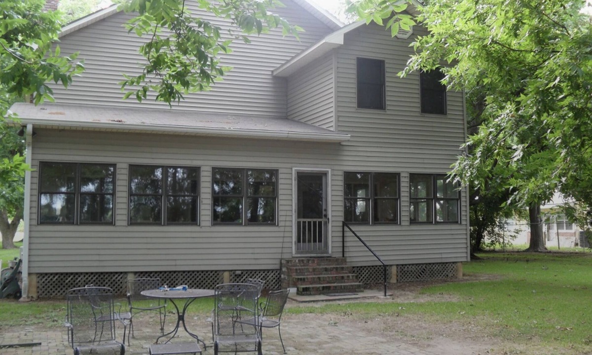 Ferriday House | Quiet Waterfront Lakehouse with pier. Kid friendly. Natchez close by.