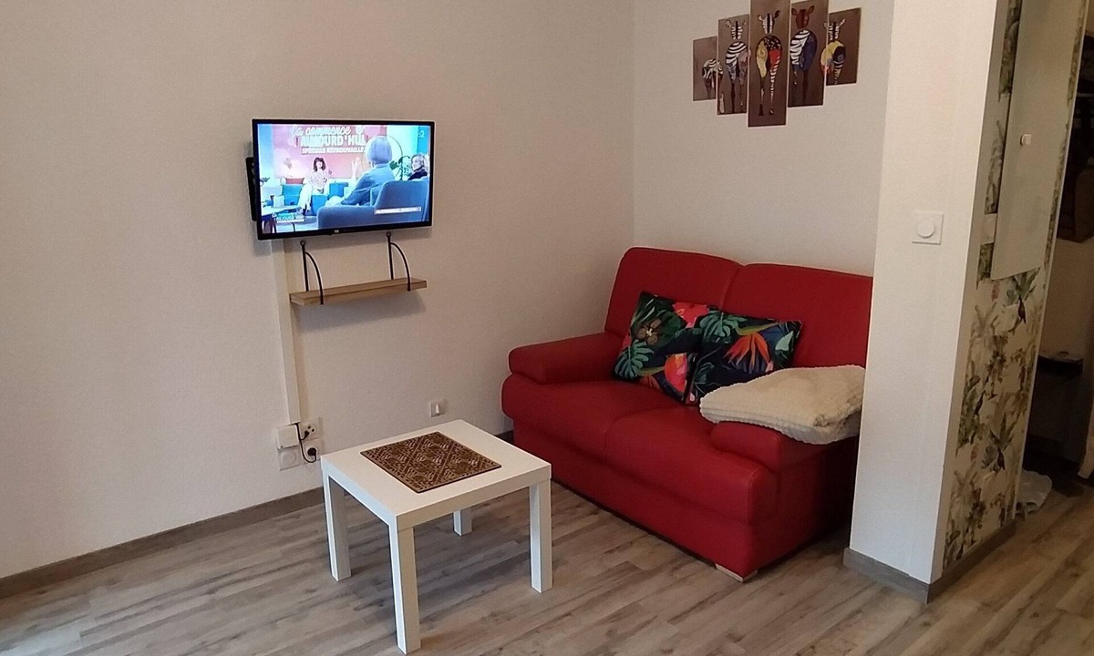 Lourdes Apartment | Quiet, well-located 1 bed 140 + bed with 2 extra beds. covered digicode parking.