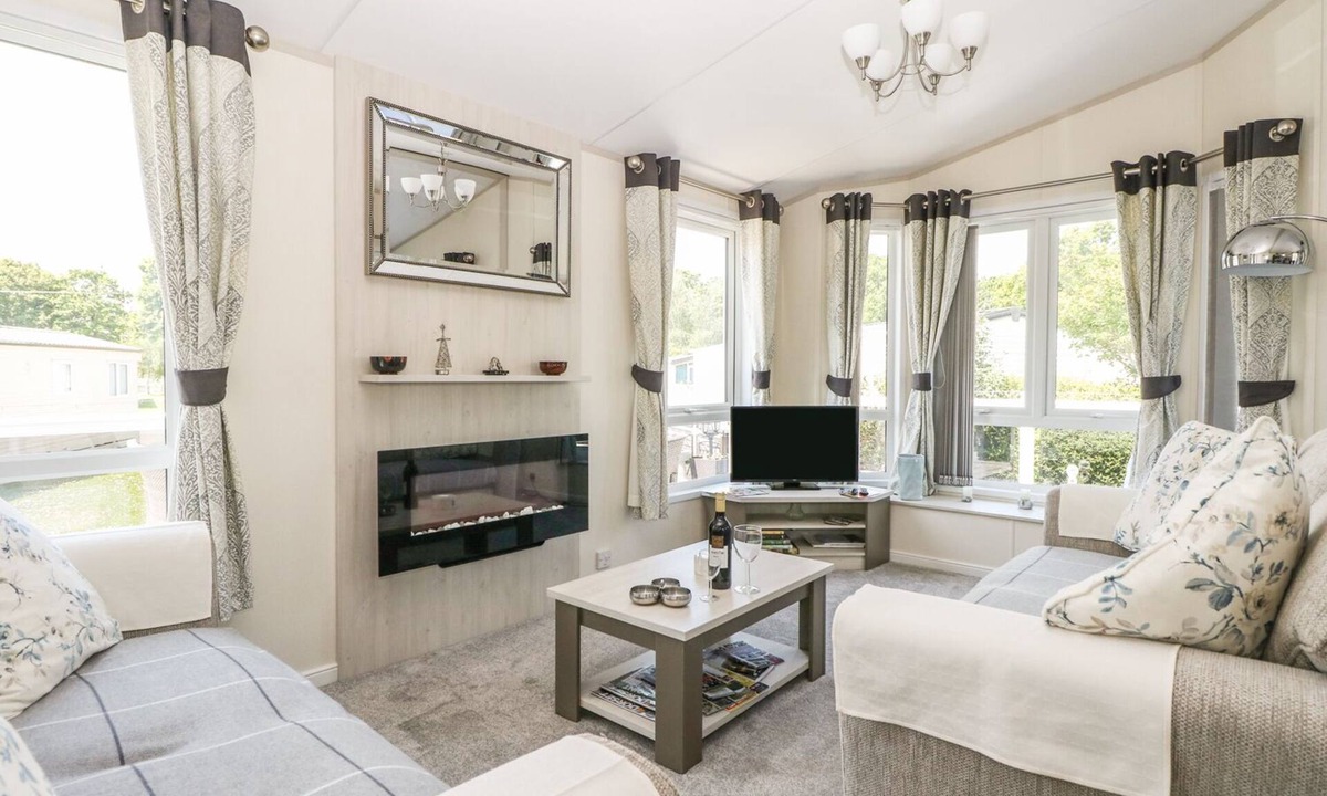 Ringwood Cottage | QUINCE 10, with pool in Ringwood