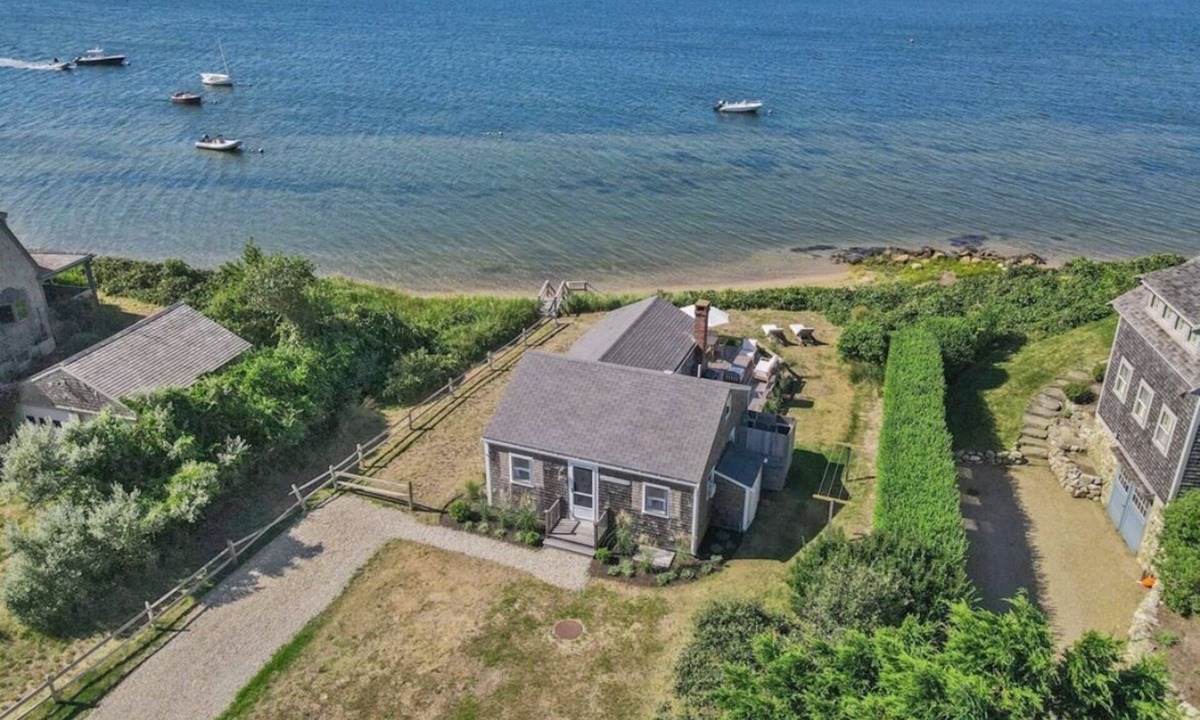 Quaise Cottage | Quintessential Nantucket Beachfront Cottage