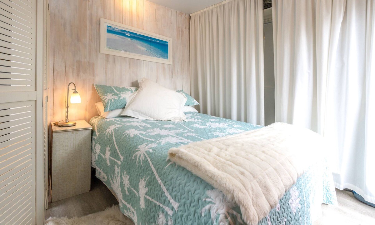 Surfdale Apartment | Quintessential, Romantic Waiheke Experience Close to Everything you Need