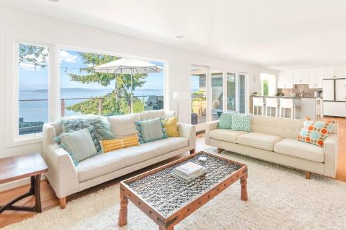 Alki House | Quintessential Seattle Water Views w HotTub