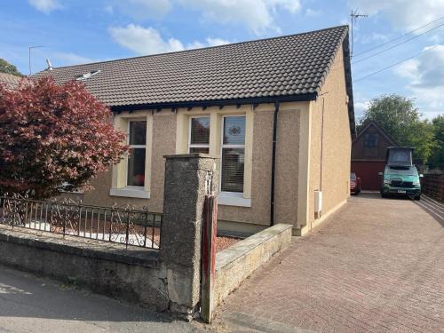 Bathgate Apartment | Quirky Cottage Central Bathgate