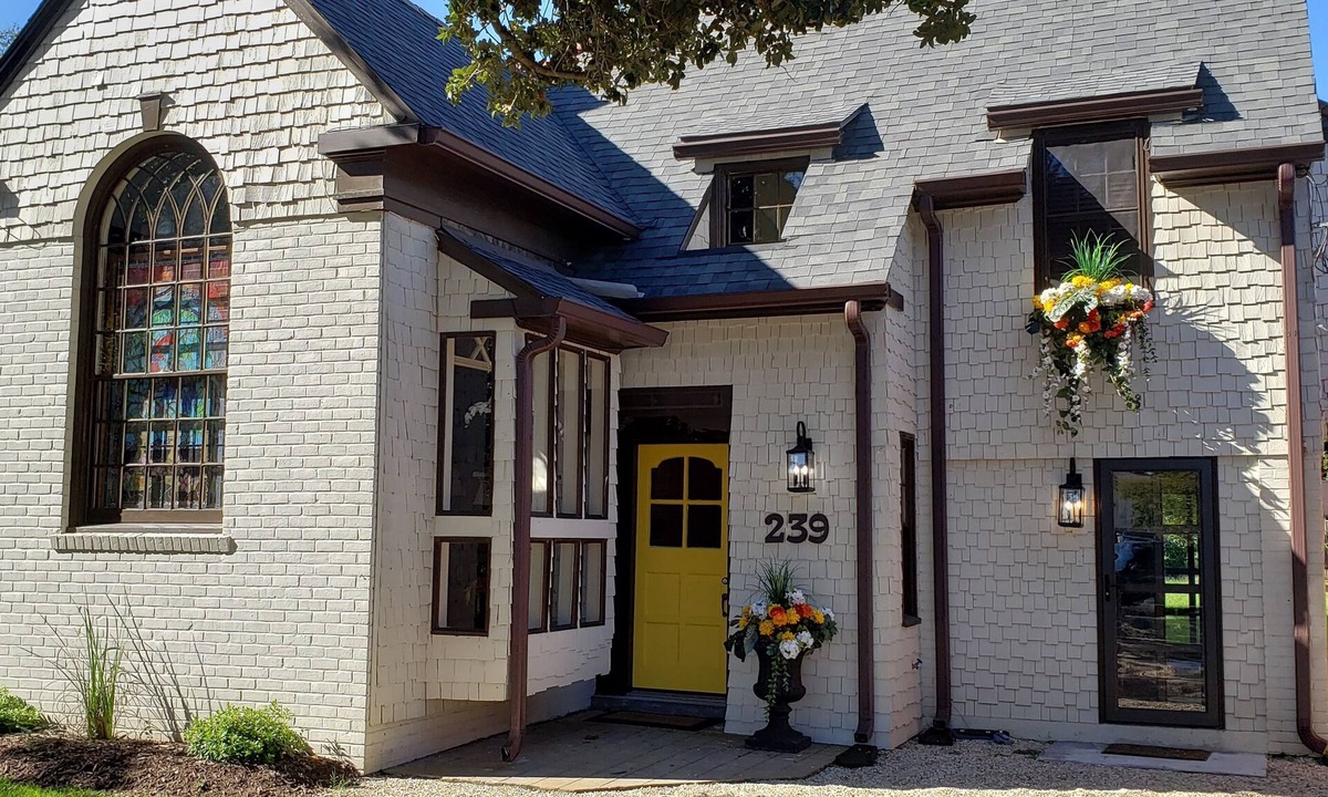 New Iberia House | Quirky historic home, fully renovated! Designer interior! Plush linens! Firepit!