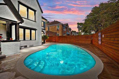 Neartown Apartment | Quirky & Stylish 4BR with Saltwater Pool - Sleeps 14