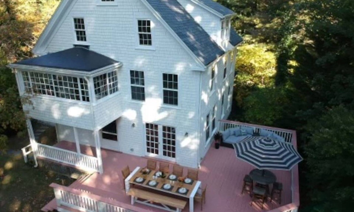 Falmouth House | Quissett Landing | Sleeps 12 | Walk to The Knob