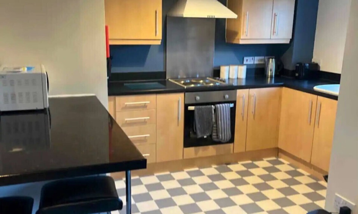 Newcastle-Under-Lyme Apartment | Quite 3 BR Flat With a View - Free Parking