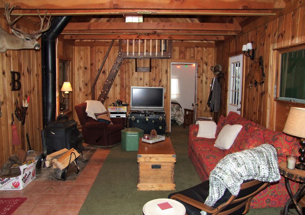 Tahoe Pines House | Quite Creek Side Cabin in lovely Tahoe Pines