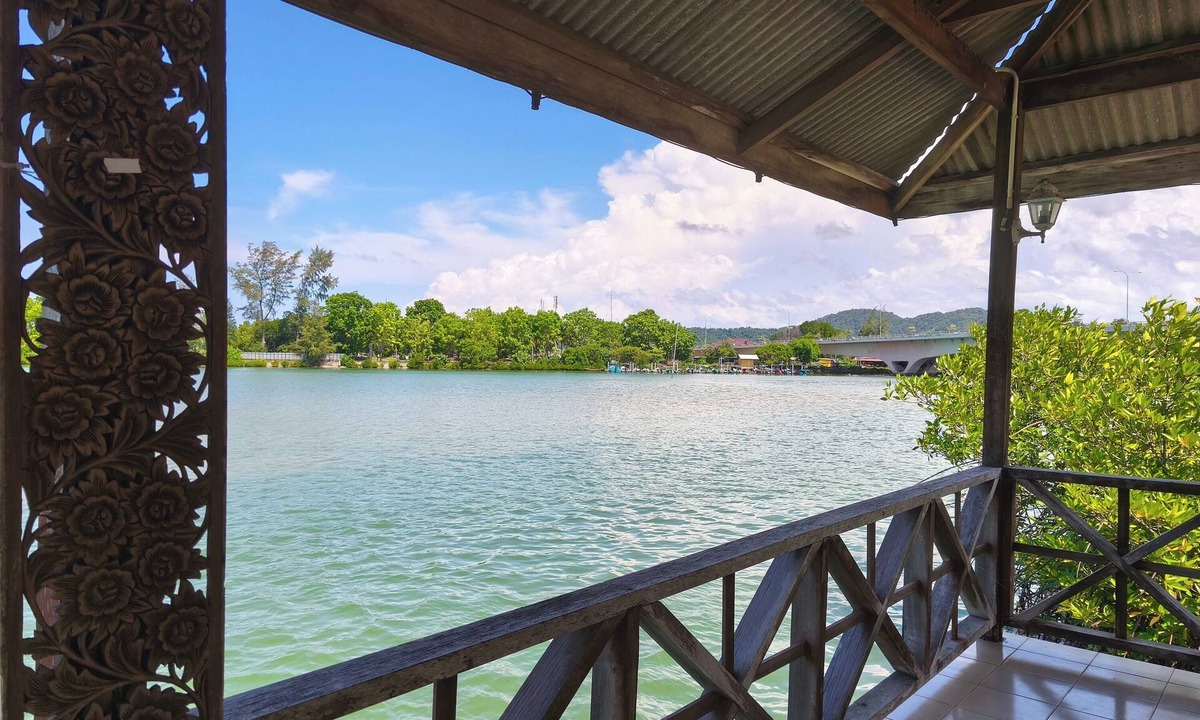Kawasan Perindustrian Chendering Hotel | Qurata Riverside Resort