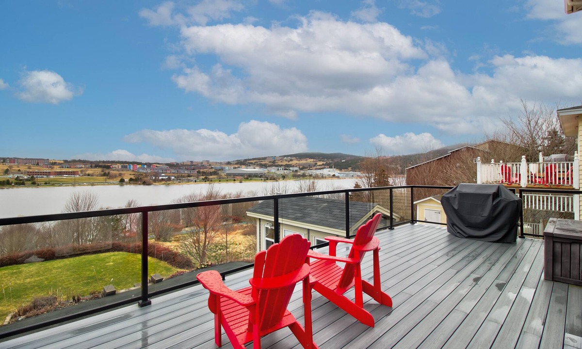 Quidi Vidi House | QV Lake house 5Bd Gym Bar Theatre