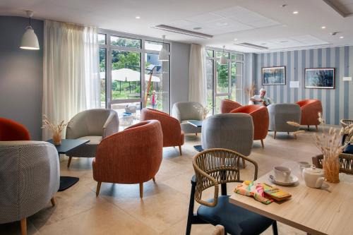 Lehon Apartment | Résidence Services Séniors - Domitys Les Jardins d'Ahna
