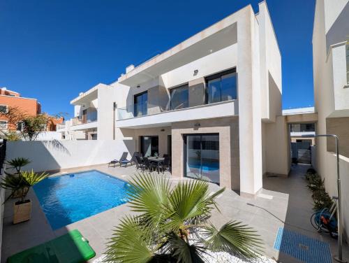 Los Montesinos House | R-58 New Luxury