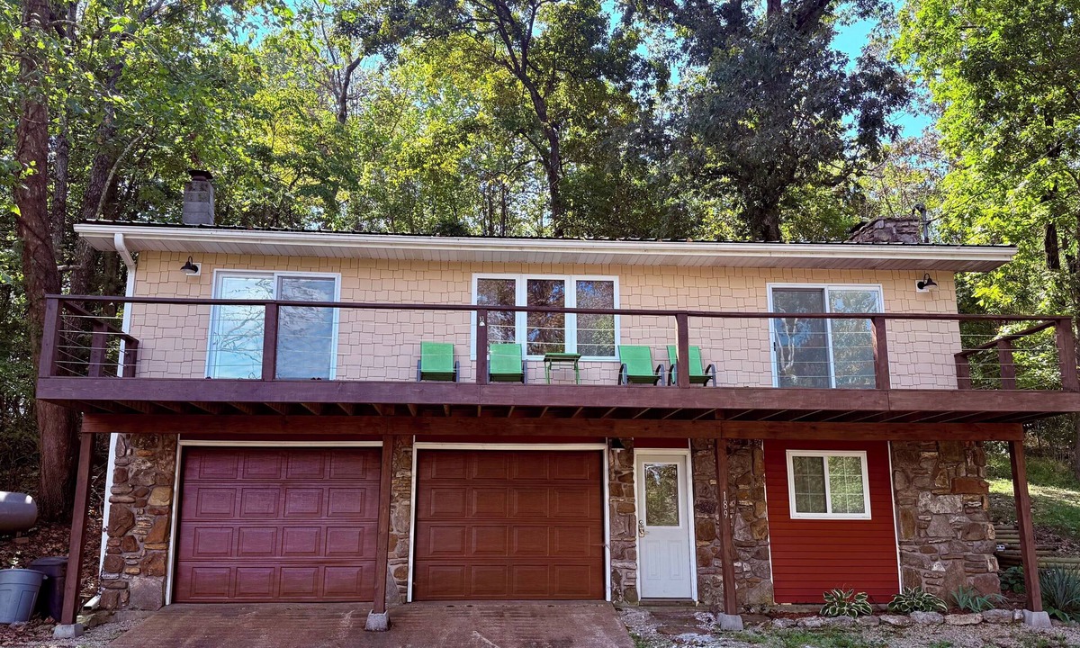 Mammoth Spring House | R&R is a cozy 2-bedroom home in Mammoth Spring with a view of the Spring River!