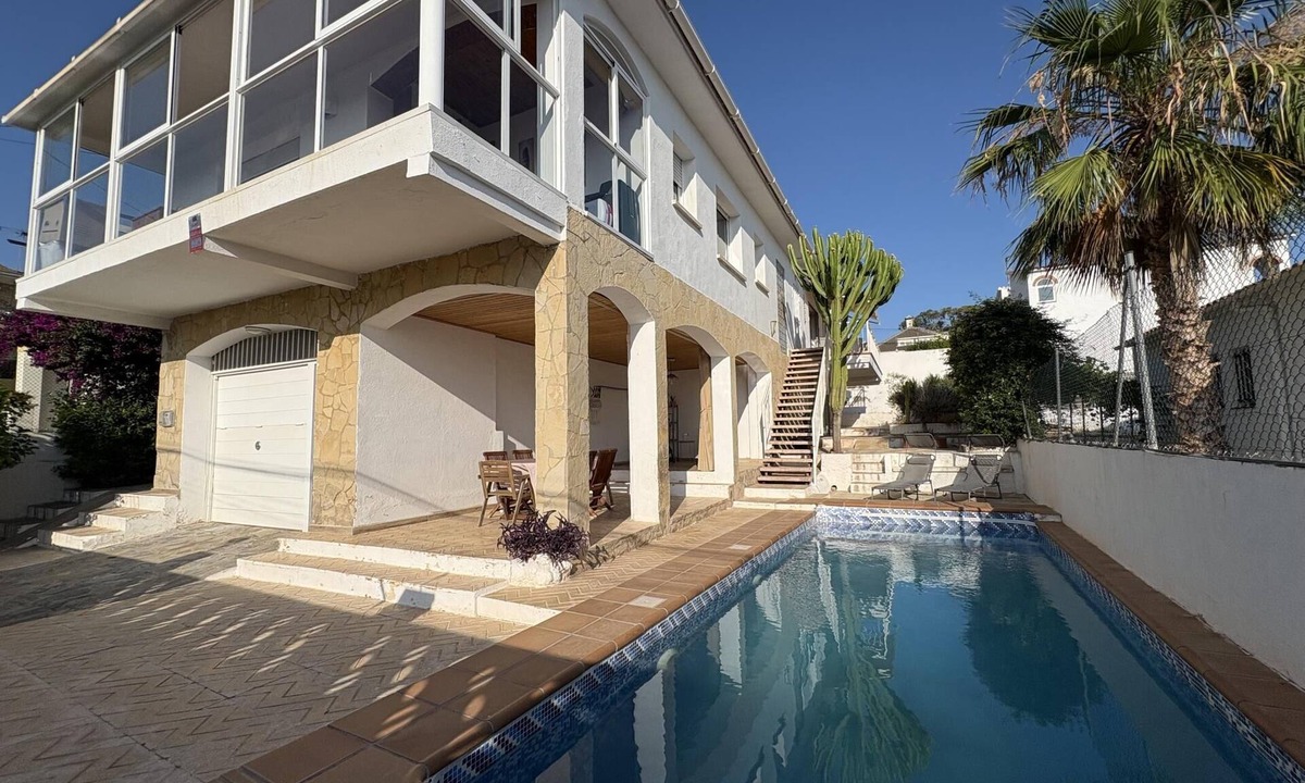 Cunit Villa | R163 Ideal Family Home with Pool
