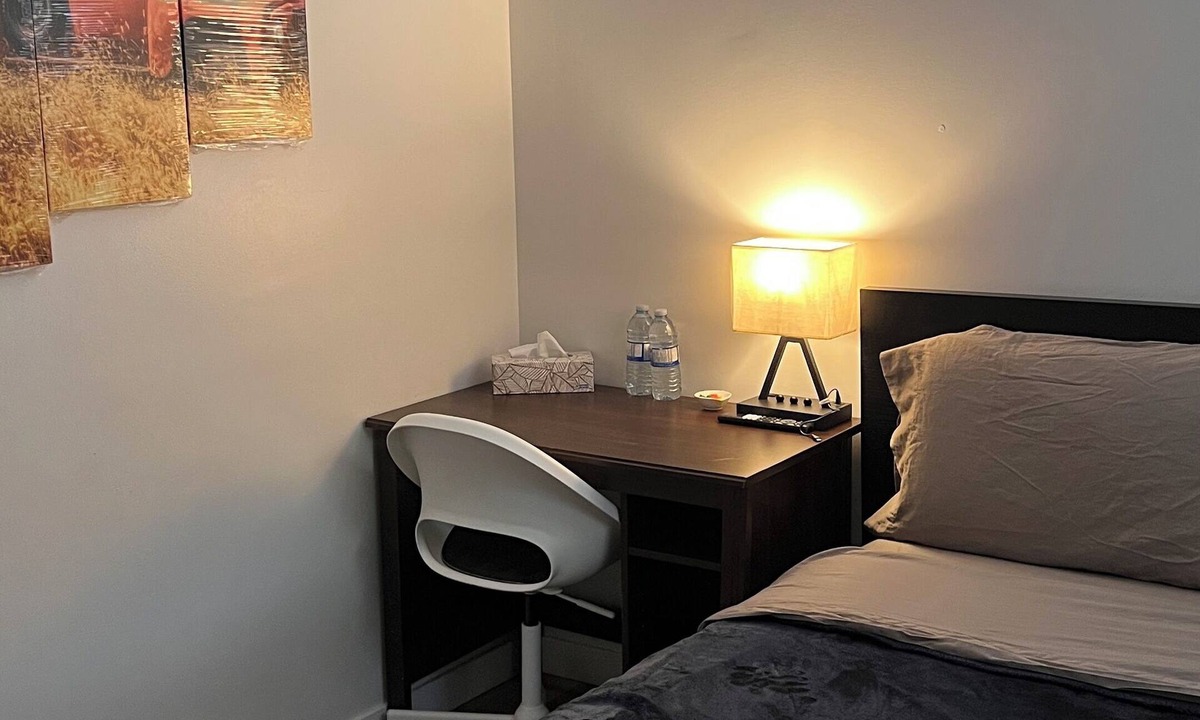 Winnipeg House | R5; 5 Star Private Room Parisan Night 6kms from Airport