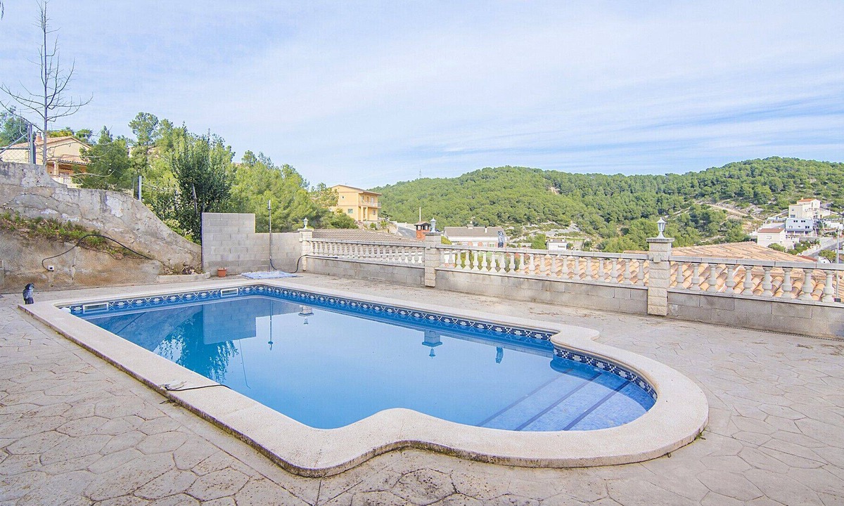 Castellet i la Gornal Villa | R83 Holiday house for 10 people between beach and mountains