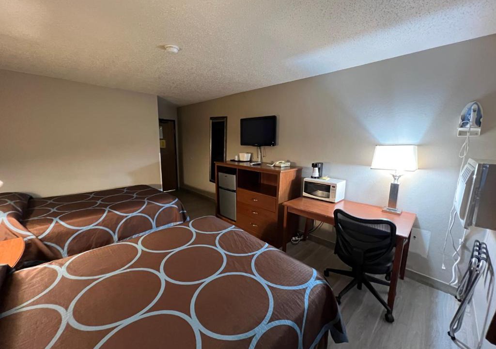 Villa Heights Hotel | Raceway inn