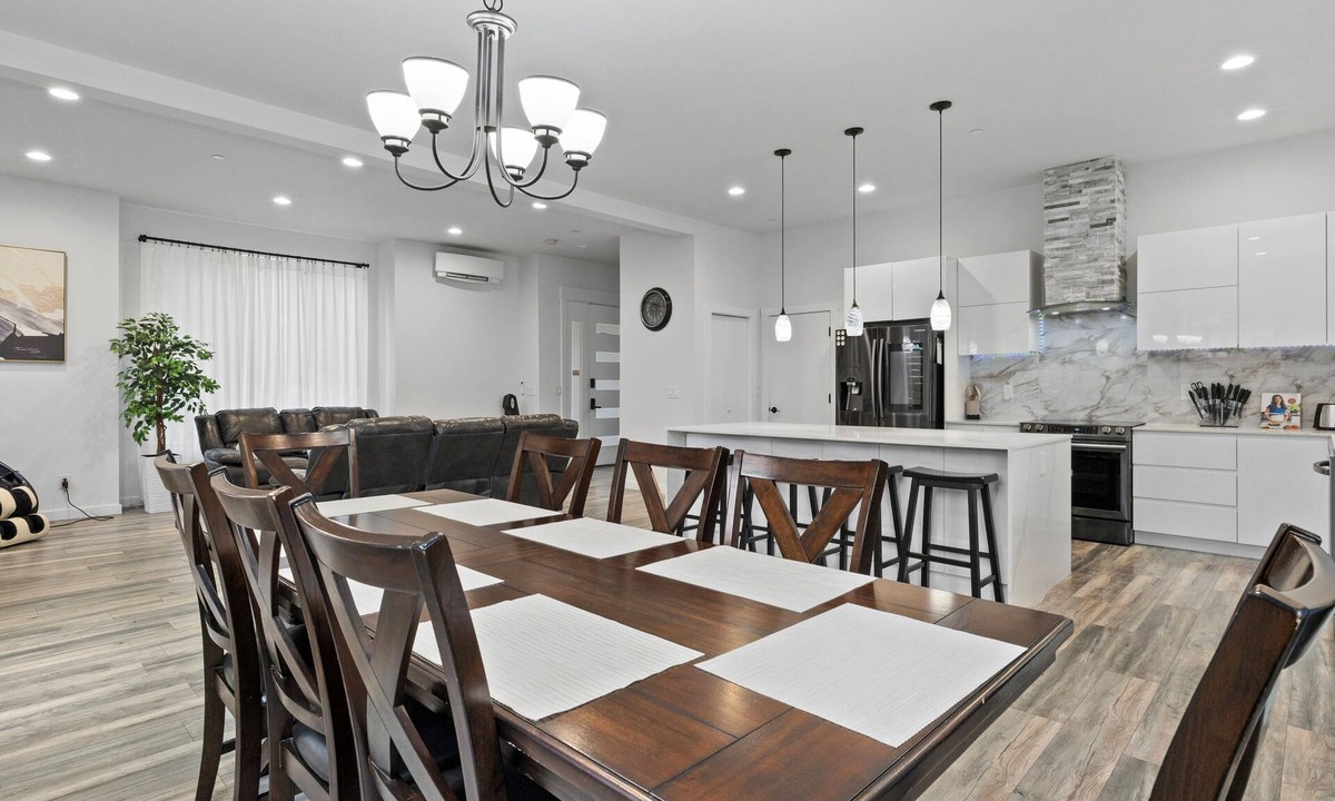 Lakeland South House | Radiant Auburn Retreat