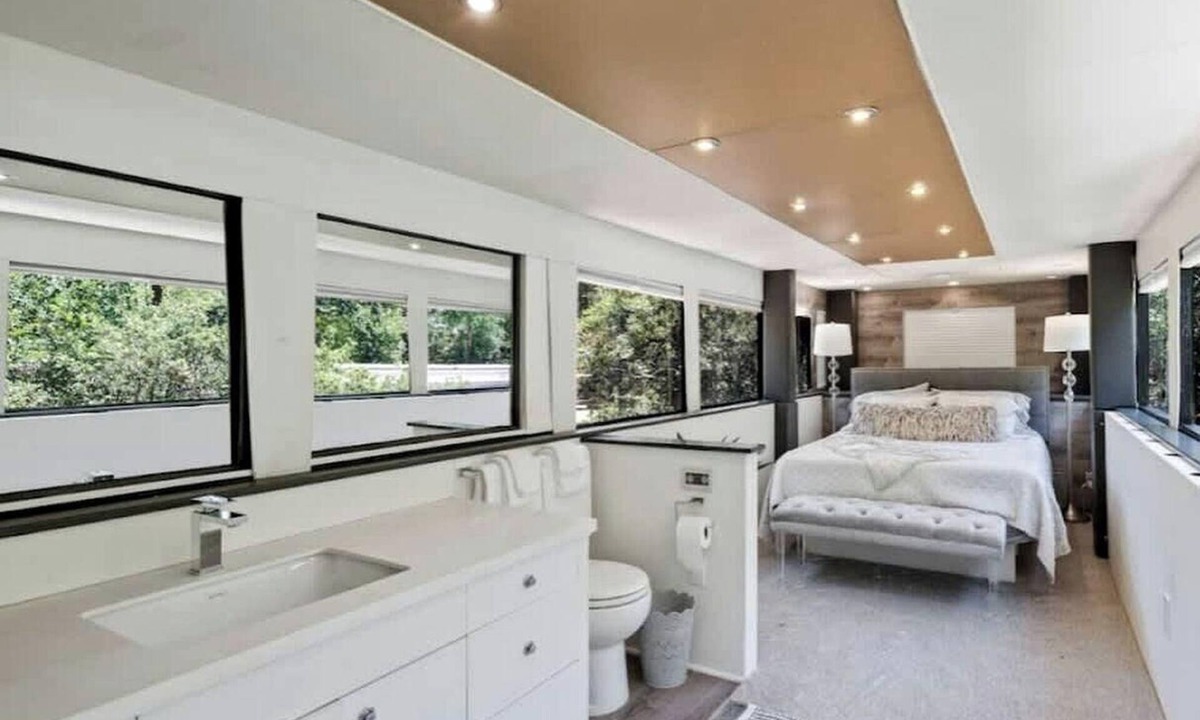 Austin House | Radiant Luxury Villa Retreat near Lake Walter E. Long in Texas