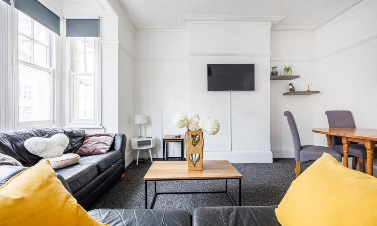 Southend-on-Sea Apartment | Radiant & Spacious 2BR Excellent Location by Everhome Ltd