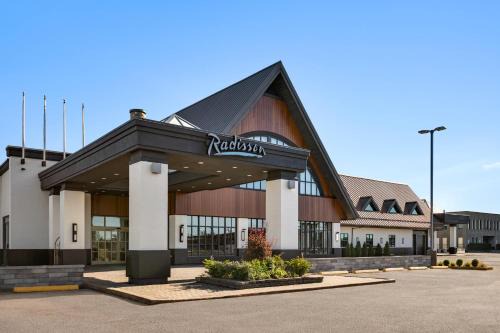Saint-Laurent Hotel | Radisson Hotel Montreal Airport