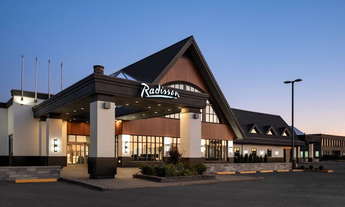 Saint-Laurent Hotel | Radisson Hotel Montreal Airport