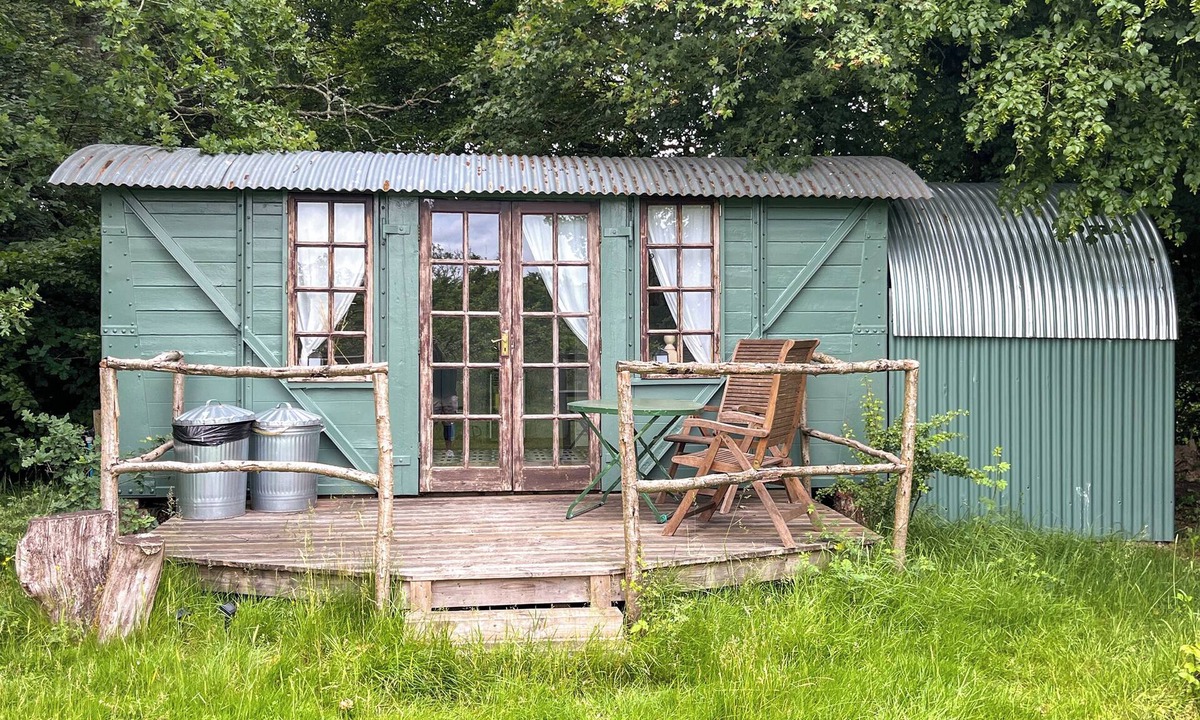 Ashford Cottage | Railway Carriage - UK49911