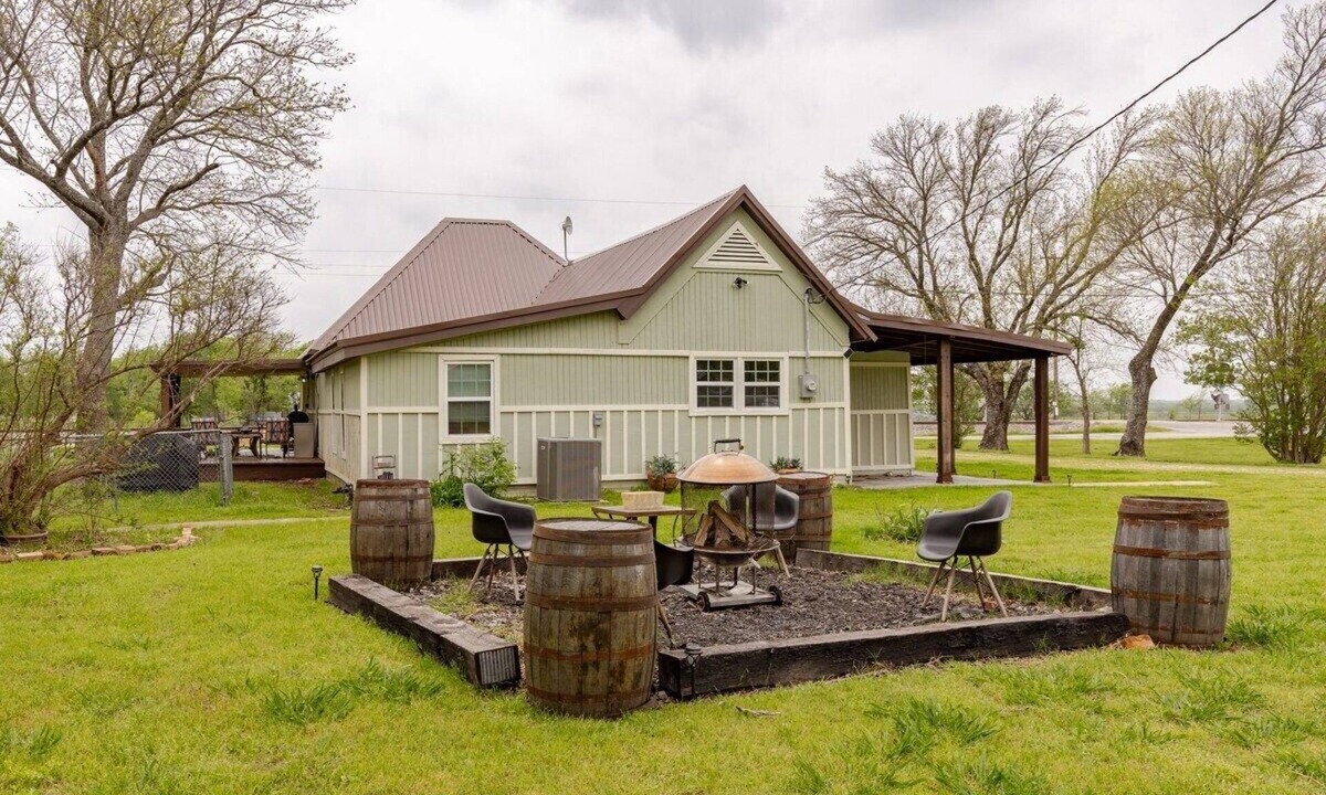 Waxahachie House | Railway Retreat Station Stay- Sleeps 9 FIFA World Cup 30 mi away