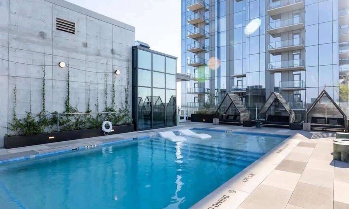 Rainey Street Historic District Apartment | 🎶 Rainey St Studio with Rooftop Pool + Skyline Views | Natiivo Honor 🌇