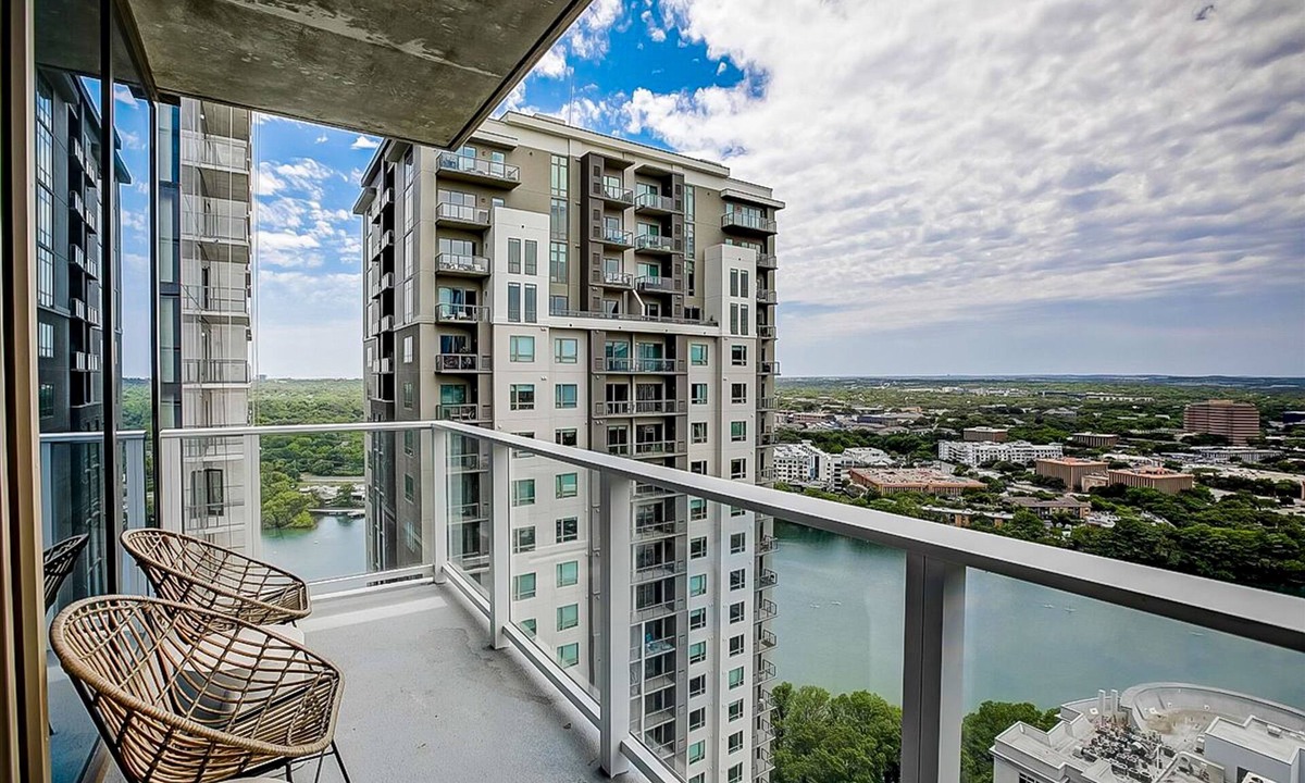 Rainey Street Historic District Condo | Rainey Street condo w/lake & sunset-view balcony - rooftop pool & gym