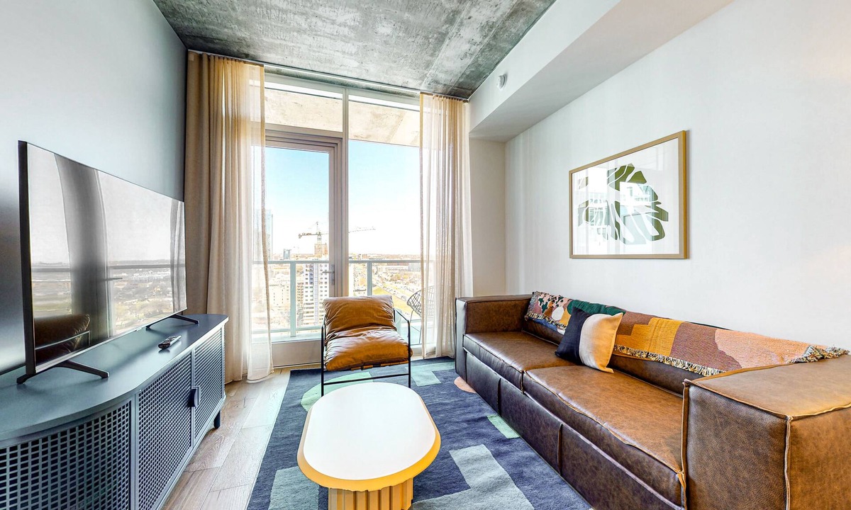 Rainey Street Historic District Condo | Rainey Street Luxe condo - skyline-view balcony - rooftop pool & gym